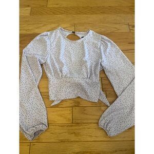 NWOT Berska, women's pale purple polka dotted, open back tied crop blouse sz Med